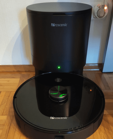 Proscenic M7 Pro стоит на всасывающей станции